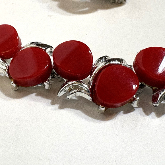Red Thermoset Necklace and Clip Earrings Vintage Silver Tone Leaves Set Retro - Picture 9 of 10